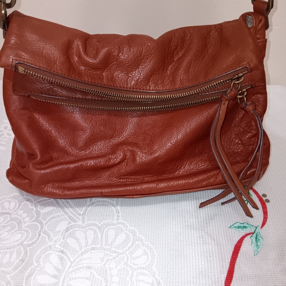 Elegant Brown Leather Shoulder Bag - Picture 10 of 11